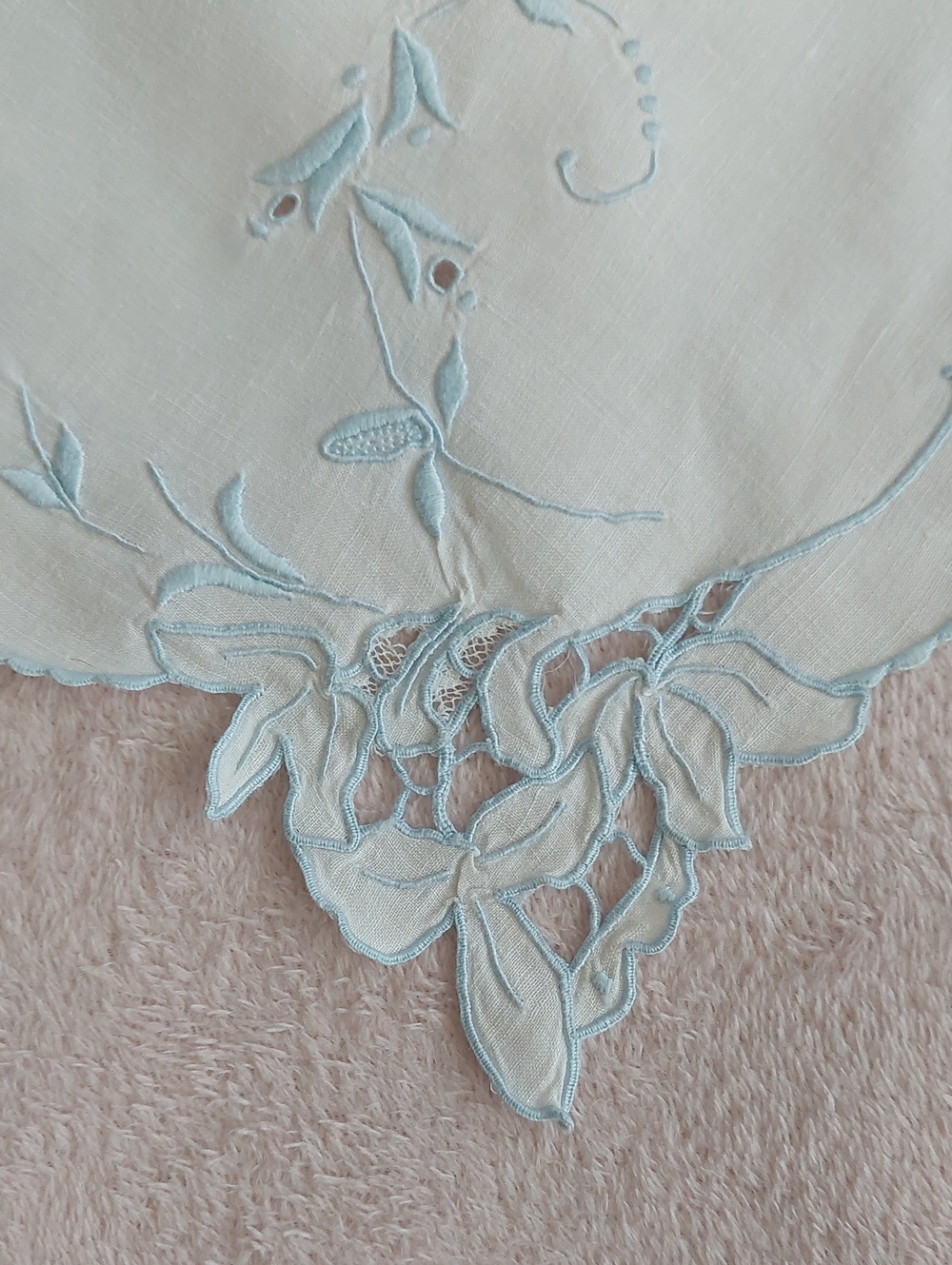 Vintage White Linen Tablecloth and 4 Napkins With Pale Blue Embroidery - Picture 8 of 8